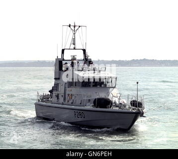 AJAXNETPHOTO. 23RD AUGUST, 2001. PORTSMOUTH, ENGLAND. - TRAINING SHIP  - P2000 CLASS HMS DASHER ENTERING HARBOUR.   PHOTO:JONATHAN EASTLAND/AJAX  REF:DASHER 2001 Stock Photo