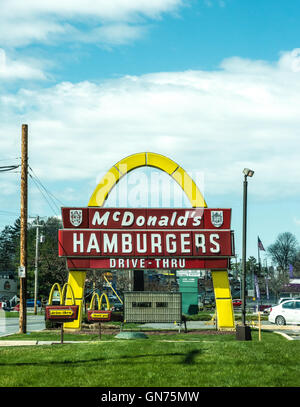 McDonald's Hamburgers golden arch sign with one arch only in Pine Bluff ...
