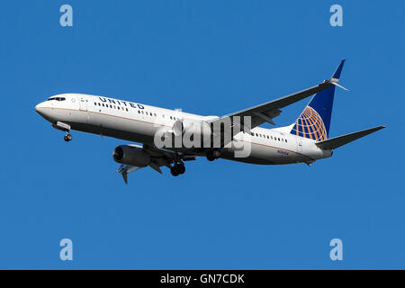 United Airlines Boeing 737-924ER (registration N38454) approaches San Francisco International Airport (SFO) over San Mateo, California, United States of America Stock Photo