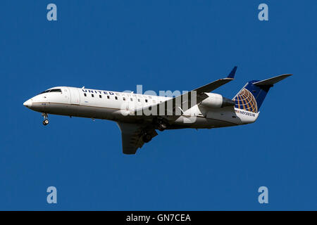 United Express Bombardier CRJ-200ER CL-600-2B19 (registration N938SW) approaches San Francisco International Airport (SFO) over San Mateo, California, United States of America Stock Photo