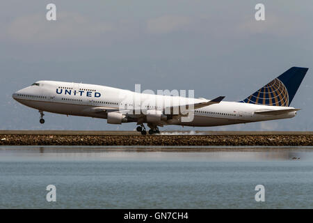 United Airlines Boeing 747-422 (N107UA) lands at San Francisco International Airport (SFO), Millbrae, California, United States of America Stock Photo