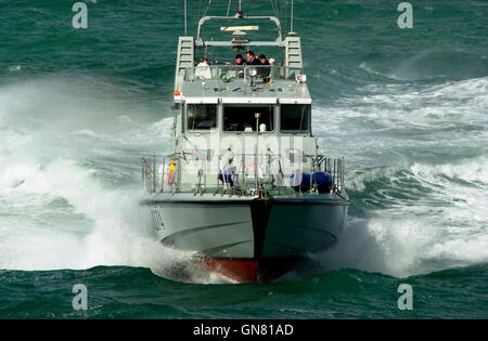 AJAXNETPHOTO. 5TH OCT, 2004. AT SEA, ENGLAND. - STAFF COLLEGE SEA DAYS. HMS TRACKER MAKES AN ATTACK ON HMS GRAFTON.  PHOTO:JONATHAN EASTLAND/AJAX.   REF: 40510 1013. Stock Photo