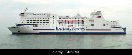 AJAXNETPHOTO. 25TH AUGUST, 2016. PORTSMOUTH, ENGLAND. - BRITTANY FERRIES CROSS CHANNEL CAR AND PASSENGER FERRY MONT ST.MICHEL INWARD BOUND.  PHOTO:JONATHAN EASTLAND/AJAX  REF:GXR162508 6181 Stock Photo