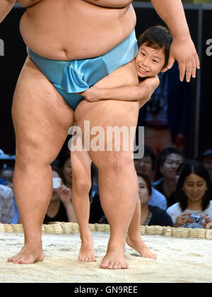 Tokyo, Japan. 28th Aug, 2016. A youngster tackles with all his might a Goliath-like sumo wrestlers during a promotional event at a commercial complex next to Tokyo central station on Sunday, August 28, 2016. A full lineup of top division sumo wrestlers participated in the event aiming at introducing the culture of sumo wrestling to foreign visitors. Credit:  Natsuki Sakai/AFLO/Alamy Live News Stock Photo