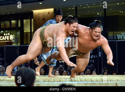 Tokyo, Japan. 28th Aug, 2016. Twin sumo wrestlers dive in a comic act during a promotional event at a commercial complex next to Tokyo central station on Sunday, August 28, 2016. A full lineup of top division sumo wrestlers participated in the event aiming at introducing the culture of sumo wrestling to foreign visitors. Credit:  Natsuki Sakai/AFLO/Alamy Live News Stock Photo