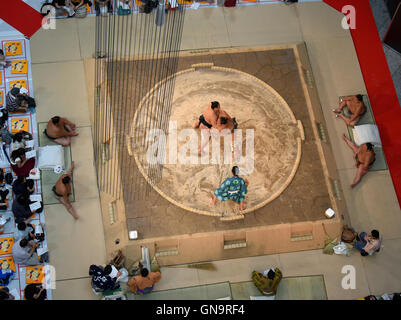 Tokyo, Japan. 28th Aug, 2016. A promotional sumo event gets under way at a commercial complex next to Tokyo central station on Sunday, August 28, 2016. A full lineup of top division sumo wrestlers participated in the event aiming at introducing the culture of sumo wrestling to foreign visitors. Credit:  Natsuki Sakai/AFLO/Alamy Live News Stock Photo