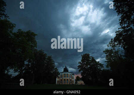 Weimar, Germany. 28th Aug, 2016. A thunderstorm is brewing over Belvedere Castle near Weimar, Germany, 28 August 2016. Photo: Martin Schutt/dpa/Alamy Live News Stock Photo
