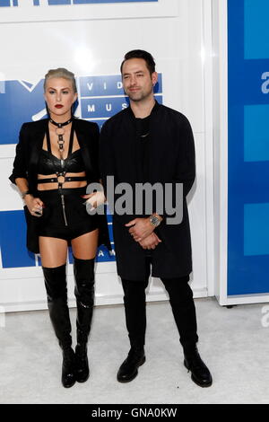 Sarah Barthel and Josh Carter of Phantogram attend the MTV Video Music Awards, VMAs, at Madison Square Garden in New York City, USA, on 28 August 2016. Photo: Hubert Boesl/dpa - NO WIRE SERVICE - Stock Photo