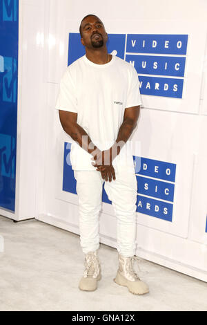 Kanye West arrives at the 2016 MTV Video Music Awards at Madison