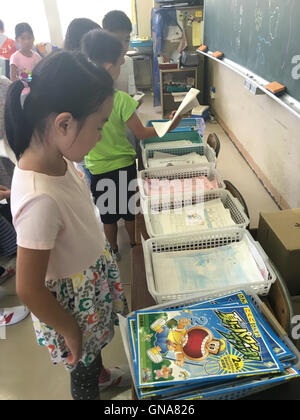 Tokyo, Japan. 30th Aug, 2016. Students hand in vacation homework on the first schoolday in Tokyo, Japan, Aug. 30, 2016. Some primary schools in Tokyo open on Tuesday. © Hua Yi/Xinhua/Alamy Live News Stock Photo