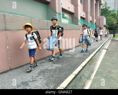Tokyo, Japan. 30th Aug, 2016. Students go to school in Tokyo, Japan, Aug. 30, 2016. Some primary schools in Tokyo open on Tuesday. © Hua Yi/Xinhua/Alamy Live News Stock Photo