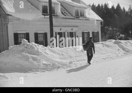 Mailman Delivering Mail after Heavy Snowfall, Rear View, Woodstock, Vermont, USA, Marion Post Wolcott for Farm Security Administration, March 1940 Stock Photo