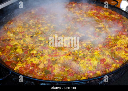 Una grande padella per paella di cottura su un fuoco di legno a un festival  di frutti di mare a Santa Barbara in California Foto stock - Alamy