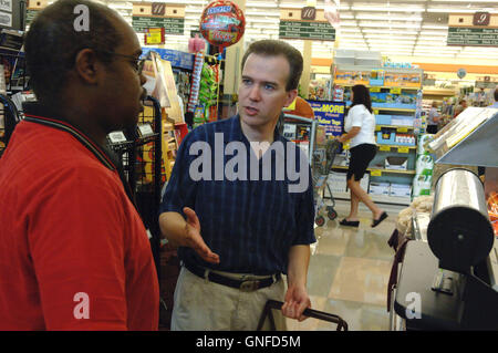 Atlanta, GA, USA. 17th Aug, 2007. John Mark Karr chats with Kroger grocery store clerk near his Atlanta home. © Robin Rayne Nelson/ZUMA Wire/Alamy Live News Stock Photo