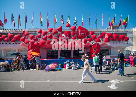 Venice, Italy. 31th August, 2016. Fans wait the arrival of some actors on the red carpet during the 73rd Venice Film Festival. Credit:  Simone Padovani / Awakening / Alamy Live News Stock Photo