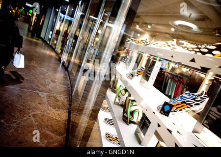 rigidez Melodrama Orgulloso Adidas store in the shopping arcade hi-res stock photography and images -  Alamy