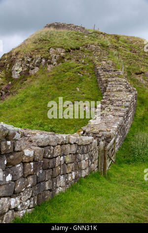 Northumberland,  England, UK.  Hadrian's Wall Rising up Winshield Crags. Stock Photo