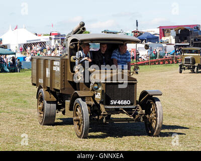 A WW1 1916 Pierce-Arrow Model R. army lorry Reg No: SV 4680 displayed with heavy gun. Great Dorset Steam Fair 2016 Stock Photo