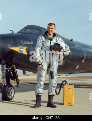 U.S Air Forces test pilot Joe Engle poses next to the experimental X-15A-2 aircraft June 29, 1965 at Edwards Air Force Base, California. Engle flew the X-15 to an altitude of 280,600 feet becoming the youngest pilot ever to qualify as an astronaut. Stock Photo