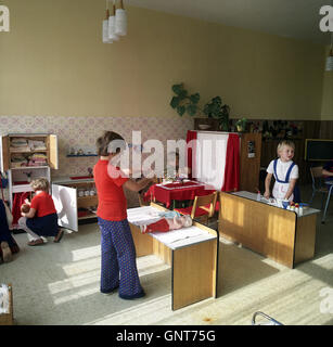 Leipzig, DDR, girls playing in kindergarten with her dolls Stock Photo