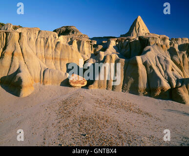 USA, North Dakota, Theodore Roosevelt National Park, Pedestals or rain pillars consist of hard sandstone slabs called caprocks. Stock Photo