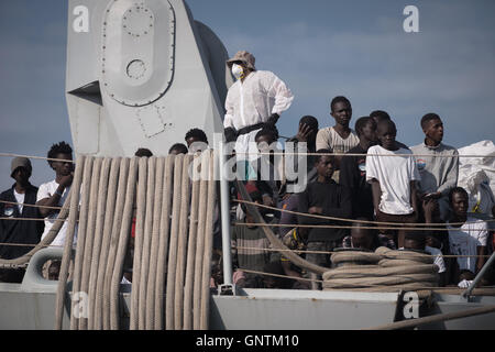 Salerno, Italy. 01st Sep, 2016. There were about 1000 refugees and a dead body are disembarking from the navy 'Reina Sofia', in the main port of the city. Credit:  Michele Amoruso/Pacific Press/Alamy Live News Stock Photo