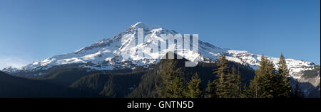 Panoramic view as the sun sets over Mount Rainier National Park in the Cascade Mountains, Washington, US Stock Photo