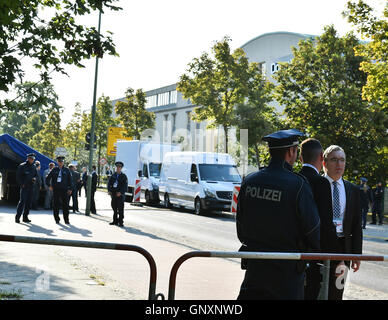 Potsdam, Germany. 1st Sep, 2016. The entrance of the hotel Dorint is closed down in Potsdam, Germany, 1 September 2016. The Minister for Foreign Affairs of the OSCE states follow the invitation of German Minister for Foreign Affairs Steinmeier (SPD) for a special meeting. PHOTO: BERND SETTNIK/dpa/Alamy Live News Stock Photo