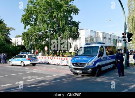 Potsdam, Germany. 1st Sep, 2016. The entrance of the hotel Dorint is closed down in Potsdam, Germany, 1 September 2016. The Minister for Foreign Affairs of the OSCE states follow the invitation of German Minister for Foreign Affairs Steinmeier (SPD) for a special meeting. PHOTO: BERND SETTNIK/dpa/Alamy Live News Stock Photo