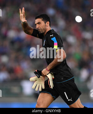Bari, Italy. 1st Sep, 2016. Italy's goalkeeper Gianluigi Buffon gestures during an international football friendly match between Italy and France in Bari, Italy, Sept. 1, 2016. France beat Italy 3-1. Credit:  Alberto Lingria/Xinhua/Alamy Live News Stock Photo