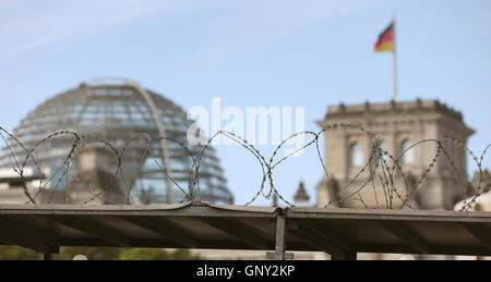 Berlin, Germany. 2nd Sep, 2016. NATO razor wire at a construction site of the federation in front of the Reichstag building in Berlin, Germany, 2 September 2016. PHOTO: WOLFGANG KUMM/dpa/Alamy Live News Stock Photo