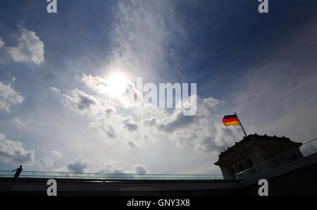 Berlin, Germany. 2nd Sep, 2016. People walking along the terrace of the Reichstag building in Berlin, Germany, 2 September 2016. PHOTO: WOLFGANG KUMM/dpa/Alamy Live News Stock Photo