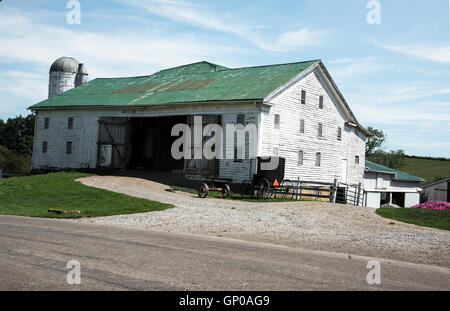 Old Amish barn on county road in Holmes county Ohio Stock Photo