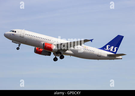 Scandinavian Airlines (SAS) Airbus A320-200 taking off from Amsterdam-Schiphol airport. SAS is the l Stock Photo