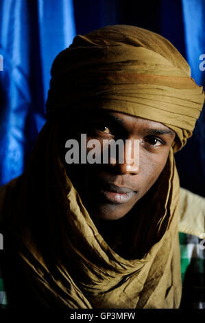 BURKINA FASO Dori, malian refugees, mostly Touaregs, in refugee camp Goudebo of UNHCR, they fled due to war and islamist terror in Northern Mali, Tuareg KAMIS AG IBDADIAHI aus Gao, wearing a Tagelmust Stock Photo