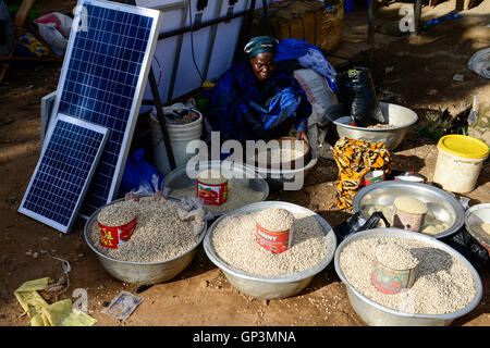 BURKINA FASO, Provinz Poni, Gaoua, weekly market with food crops and solar panels / Gaoua, Markt, Verkauf Bohnen, Reis, Stand mit Solar Modulen Stock Photo