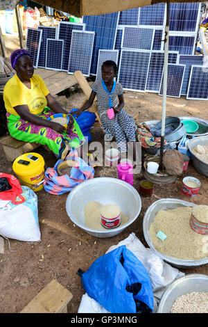 BURKINA FASO, Provinz Poni, Gaoua, weekly market with food crops and solar panels /Gaoua, Markt, Verkauf Erdnuesse, Bohnen, Reis, Stand mit Solar Modulen Stock Photo