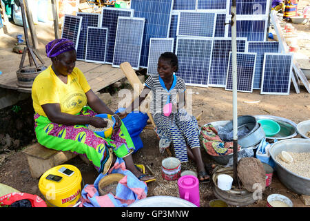 BURKINA FASO, Provinz Poni, Gaoua, weekly market with food crops and solar panels /Gaoua, Markt, Verkauf Erdnuesse, Bohnen, Reis, Stand mit Solar Modulen Stock Photo