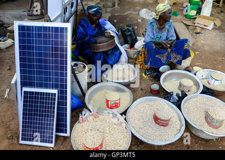 BURKINA FASO, Provinz Poni, Gaoua, weekly market with food crops and solar panels / Gaoua, Markt, Verkauf Bohnen, Reis, Stand mit Solar Modulen Stock Photo