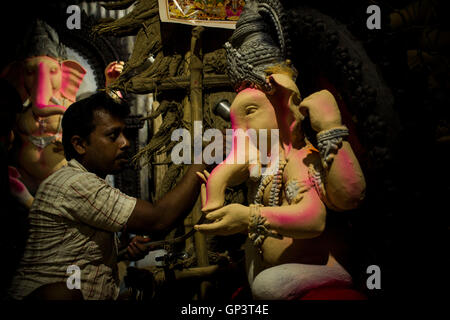 Chitrakoot Dham, India. 01st Sep, 2016. A Statue artist sculpting Eco friendly idols of Lord Ganesha and Goddess Durga as the Ganesh Chaturthi and Navratri is all set to arrive on September 5 and October 1 respectively. Both festival celebration and worshiping style is different in every state of India but the devotion is the same. It is celebrated widely in every part of India with great enthusiasm and with a different name of God and Goddess . © Akshay Gupta/Pacific Press/Alamy Live News Stock Photo