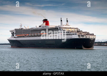 Cunard Cruise Ship Queen Mary 2 leaving Southampton en route to New York. Stock Photo