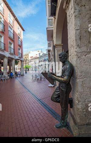 BURGOS, SPAIN - 31 AUGUST, 2016: statue or the newspaper reader next to Plaza Mayor square in Castilla Spain Stock Photo