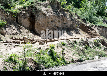 Two men making mud bricks beside the road to Ayun Stock Photo