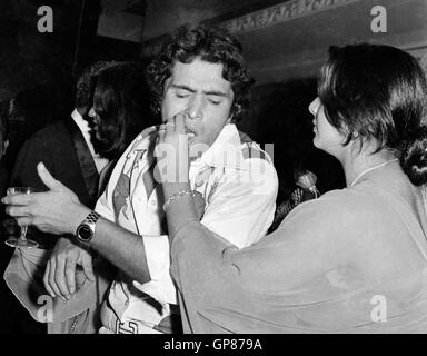 Neetu Singh feeding Rishi Kapoor, Indian bollywood hindi movie film star hero actor, Indian, Asia Stock Photo