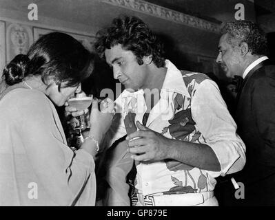 neetu singh drinking wine with Rishi Kapoor, Indian bollywood hindi movie film star hero actor, Indian, Asia Stock Photo