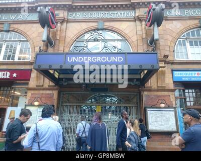 Fire is reported inside the tube at Earl's Court station, London, UK, 02/09/2016 Credit:  Nastia M/Alamy Live News Stock Photo