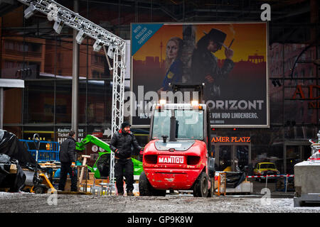 Men at work on a pre-Berlinale construction site outside the Potsdamer Platz Theatre in Berlin, Germany. Stock Photo