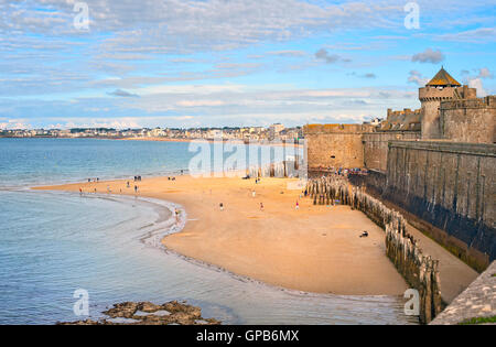 Atlantic beach under the towers of city walls in St Malo in English Channel, Brittany, France Stock Photo