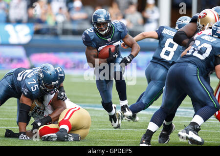 Seattle Seahawks Julius Jones rushes against his former team, the ...