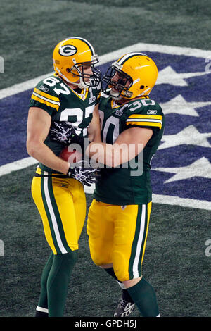 Green Bay Packers John Kuhn Watches As New Orleans Saints Drew Brees Throws During A Practice